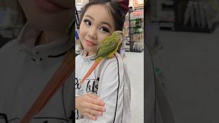 제니에게 새로운 가족이 생겼어요 앵무새 ‘샤이니’를 처…