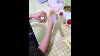 앵무새 이유식 먹이기 Parrot Weaning by Injector  (Parrot Hand Feeding)