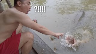 사람보다 큰 아마존 전설의 물고기에게 내 손먹방 (ft.스페인어 가이드)